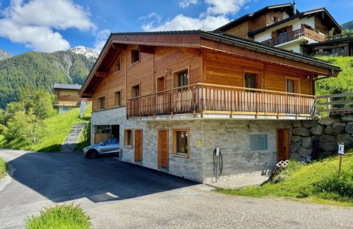 Mayens-de-Riddes Ski Chalet | Spacious Chalet with outside Hot tub in 4Vallées ski resort in La Tzoumaz.
