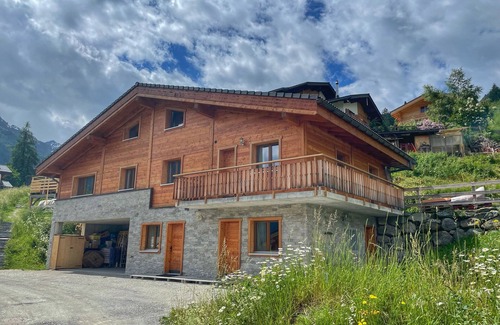 Mayens-de-Riddes Ski Chalet | Spacious Chalet with outside Hot tub in 4Vallées ski resort in La Tzoumaz.