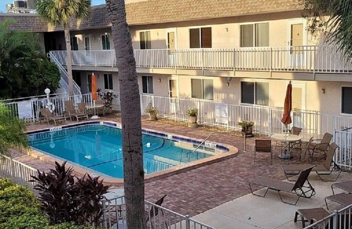 Golden Beach Condo | Spacious Charming 2-bedroom Condo in Venice with Private Beach Access