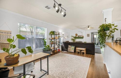 Pflugerville Villa | Spacious Cozy Home w Gym & Pool, Kid Friendly