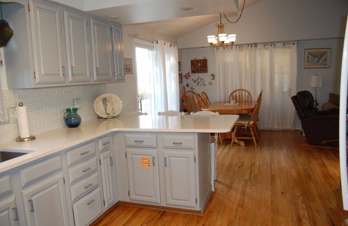 Avalon House | SPACIOUS, DOG FRIENDLY ON 75th ST -WALK TO SHOPS & NIGHTLIFE-1.5 BLOCK TO BEACH