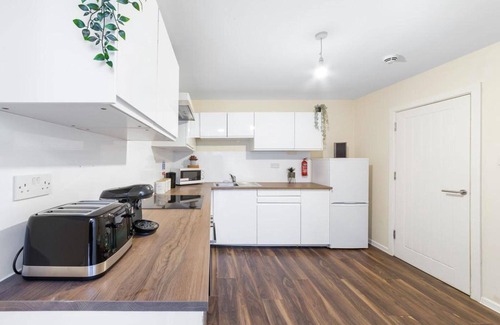 London Borough of Hounslow Apartment | Spacious Double Bed With Sofa Bed In Isleworth TW7