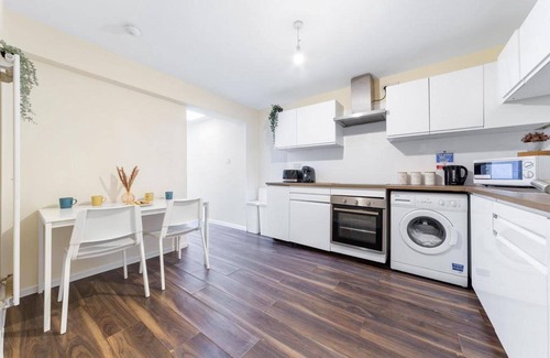 London Borough of Hounslow Apartment | Spacious Double Bed With Sofa Bed In Isleworth TW7