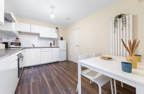 London Borough of Hounslow Apartment | Spacious Double Bed With Sofa Bed In Isleworth TW7