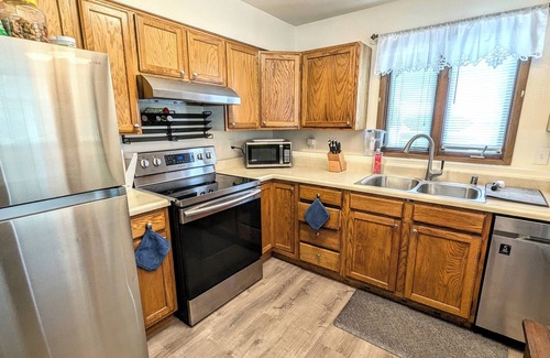 Fairview Apartment | Spacious Downtown 2 Bed/1Bath Apartment