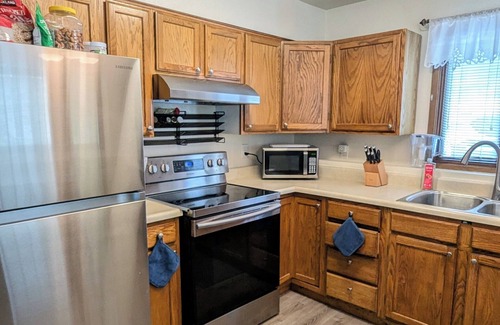 Fairview Apartment | Spacious Downtown 2 Bed/1Bath Apartment