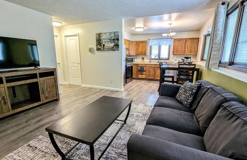 Fairview Apartment | Spacious Downtown 2 Bed/1Bath Apartment
