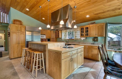 Lower Kingsbury House | Spacious Escape, Game Room, Deck, Views, Sleeps 10