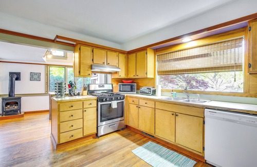 Amazon House | Spacious Eugene Home w/Patio - Walk to UO Campus!