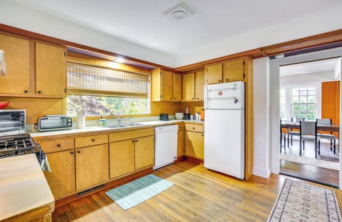 Amazon House | Spacious Eugene Home w/Patio - Walk to UO Campus!