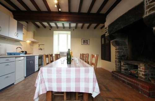 Glatigny Cottage | Spacious Family Retreat with Garden, BBQ, and Fireplace – Pets Welcome!