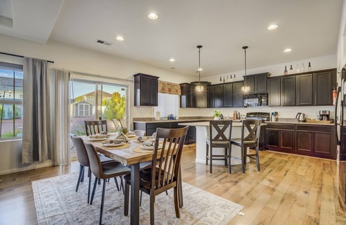 Fountain House | Spacious Family Getaway | 20min to downtown+sights