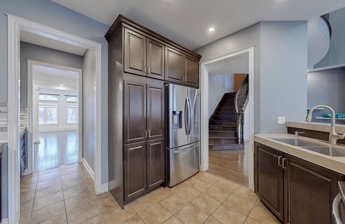 Brampton Apartment | Spacious Family Haven: Modern 4-bedroom Luxury Home