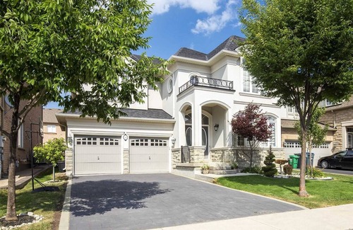 Brampton Apartment | Spacious Family Haven: Modern 4-bedroom Luxury Home