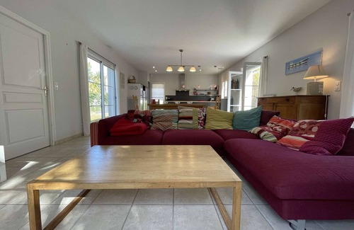 Domino House | Spacious 5-BR Villa, 10 People, 230m from Beach, WiFi, Private Garden, Pets Welcome!