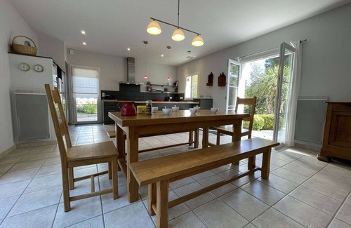 Domino House | Spacious 5-BR Villa, 10 People, 230m from Beach, WiFi, Private Garden, Pets Welcome!