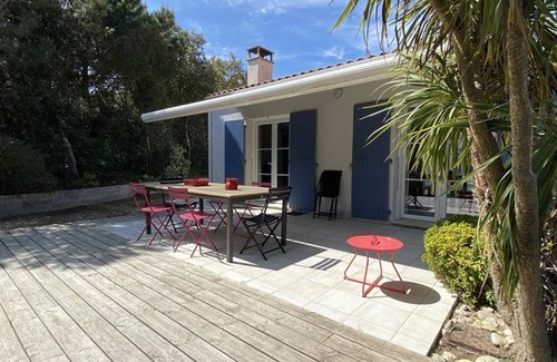 Domino House | Spacious 5-BR Villa, 10 People, 230m from Beach, WiFi, Private Garden, Pets Welcome!