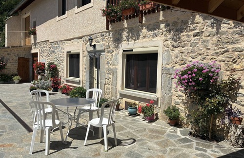 Le Glaizil Cottage | Spacious gîte, private courtyard, hiking, climbing, skiing at the foot of the mountain