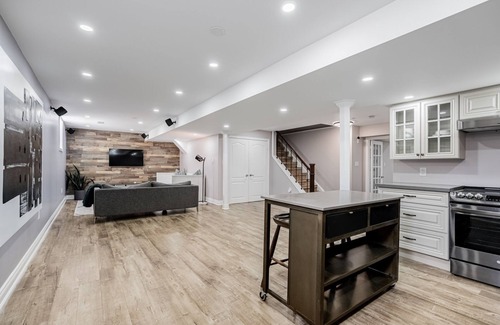 Brampton House | Spacious guest suite with ravine views