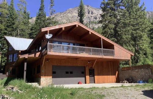 Silver Gate House | Spacious home that is perfect for large family/friend gatherings!