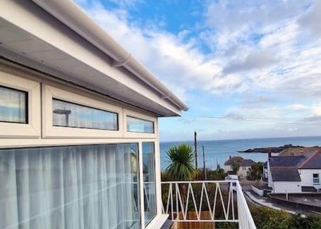Mousehole Apartment | Spacious home with panoramic sea view, free parking EV & large garden