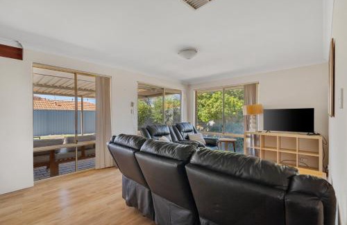 Jandakot House | SPACIOUS JANDAKOT HOUSE FOR FAMILY AND BUSINESs