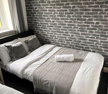 Walsall House | Spacious Luxurious Serviced Accommodation 1