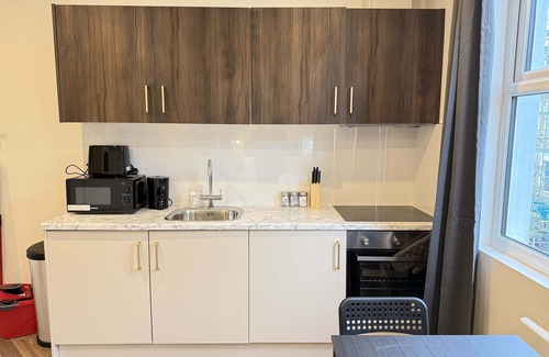 Fulham Broadway Apartment | Spacious Modern Studio in Central London