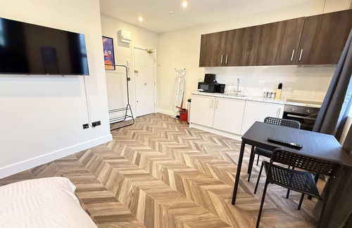 Fulham Broadway Apartment | Spacious Modern Studio in Central London