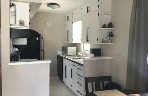 Cedar Rapids Apartment | Spacious Newly remodeled 2 bedroom with natural sunlight.