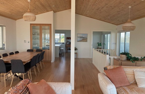Adelaide House | Spacious Port Willunga home
