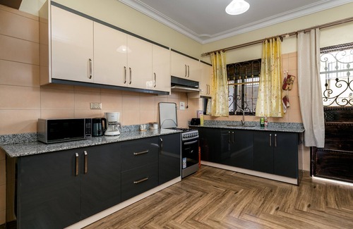 Entebbe House | Spacious & private family vacation rental that meets you comfort and relaxation.