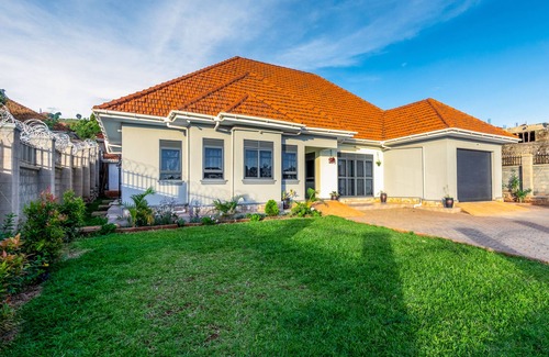 Entebbe House | Spacious & private family vacation rental that meets you comfort and relaxation.