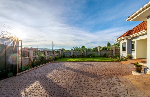 Entebbe House | Spacious & private family vacation rental that meets you comfort and relaxation.