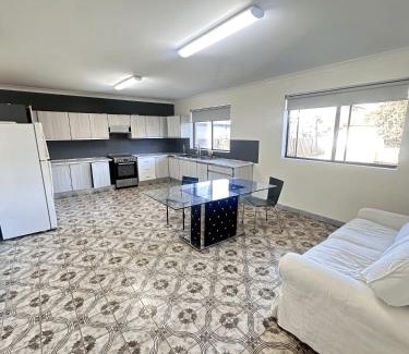 Lurnea House | Spacious Queen Room in Two Story House - L6