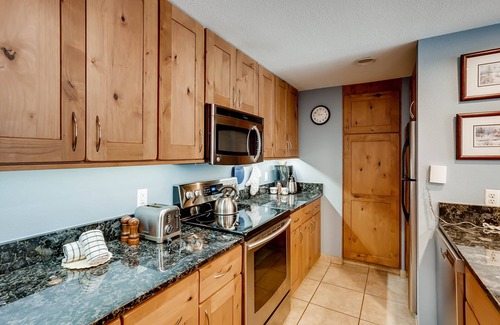 Lakeside Village Condo | Spacious Remodel, 4br, Minutes To Conf Center & Slopes! 4 Bedroom Condo by RedAwning