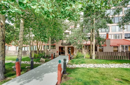 Lakeside Village Condo | Spacious Remodel, 4br, Minutes To Conf Center & Slopes! 4 Bedroom Condo by RedAwning