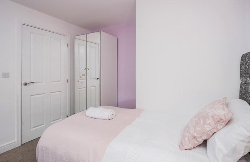 Stanford-le-Hope Apartment | Spacious Stay I 5 BDR House with Modern Amenities I Parking I WiFi