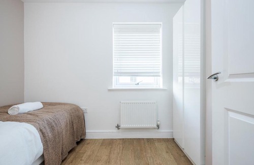 Stanford-le-Hope Apartment | Spacious Stay I 5 BDR House with Modern Amenities I Parking I WiFi