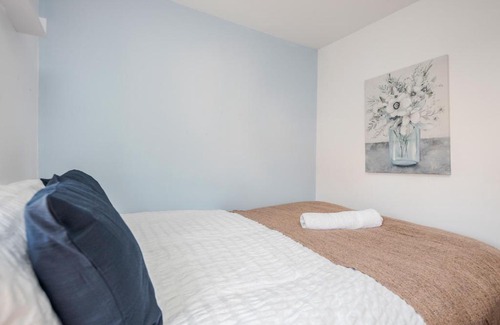 Stanford-le-Hope Apartment | Spacious Stay I 5 BDR House with Modern Amenities I Parking I WiFi