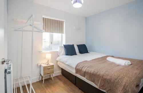 Stanford-le-Hope Apartment | Spacious Stay I 5 BDR House with Modern Amenities I Parking I WiFi