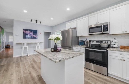 Smith Hill House | Spacious & Stylish 5-bedroom house in charming Providence, a block from PC