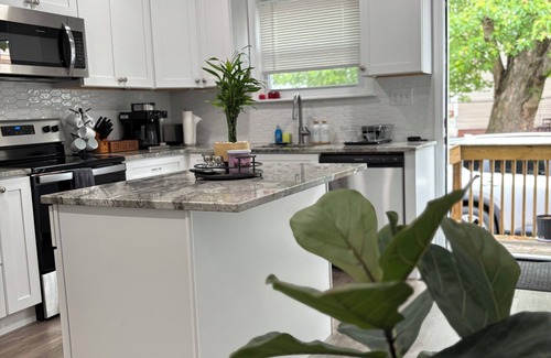 Smith Hill House | Spacious & Stylish 5-bedroom house in charming Providence, a block from PC