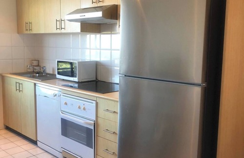 Crows Nest Apartment | Spacious Sunny Studio with City & Harbour Views - Crows Nest