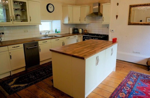 Plymouth House | Spacious Town House with Swimming Pool