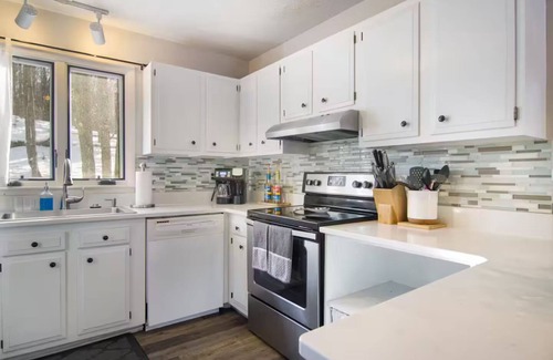 Bellaire House | Spacious Treetop Cabin Perfect for Large Families!