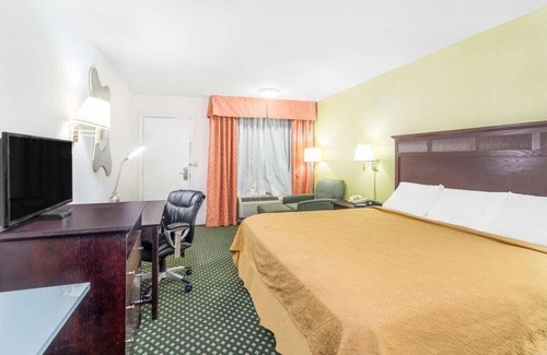 Lookout Valley Neighborhood Association Resort | Spacious Units in Knights Inn Chattanooga! Near Attractions, Pool, Parking!