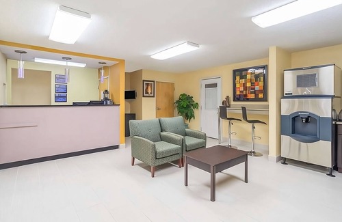 Lookout Valley Neighborhood Association Resort | Spacious Units in Knights Inn Chattanooga! Near Attractions, Pool, Parking!