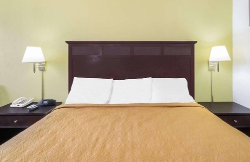 Lookout Valley Neighborhood Association Resort | Spacious Units in Knights Inn Chattanooga! Near Attractions, Pool, Parking!
