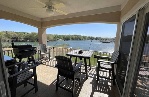 Huddleston Villa | Spacious Waterfront Villa in quiet community near bridge @ SML-Amenities Galore!